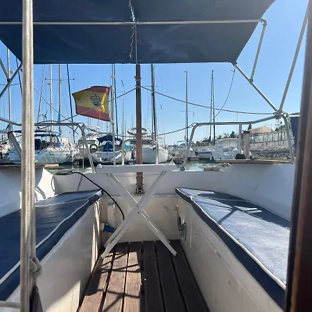 Botel Velero En El Corazon De