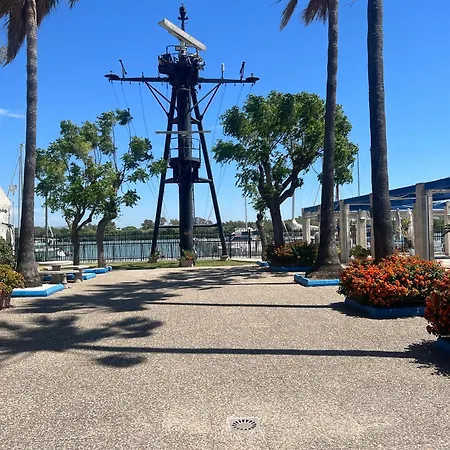 Botel Velero En El Corazon De El Puerto de Santa Maria