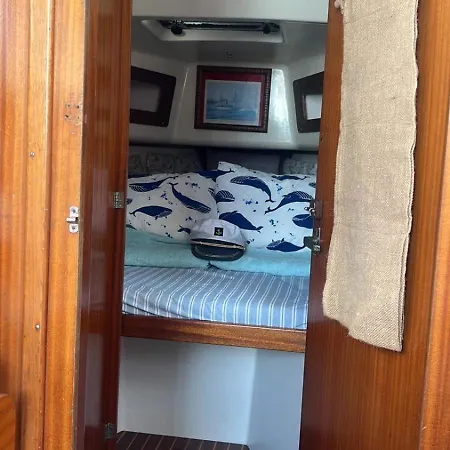 Botel Velero En El Corazon De